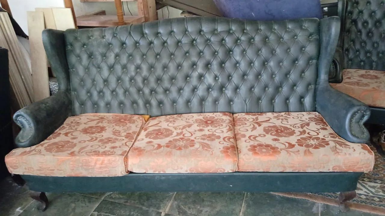 Sofá Clássico com Detalhes em capitone e Assentos Florais - Foto 3