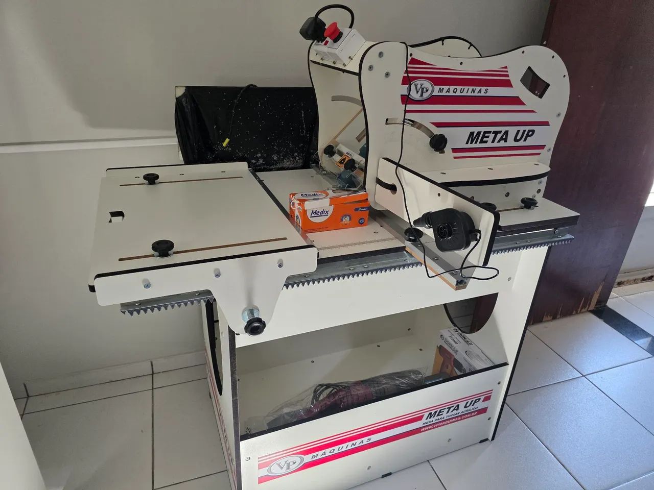 Vendo Mesa para tupiar acrílico- META UP, pouco usada (7 meses), com nota fiscal