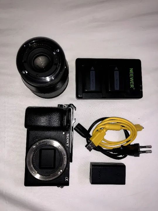 Sony A6400 + Lente Sigma 16mm F 1.4 + 2 Baterias + Carregador + Cabo