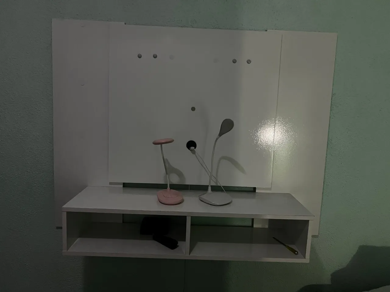 Painel de TV Suspenso com Prateleira e Luminárias