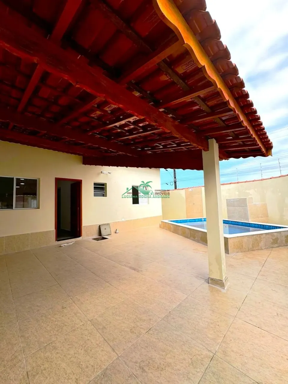 Casa com piscina á Venda em Mongaguá!