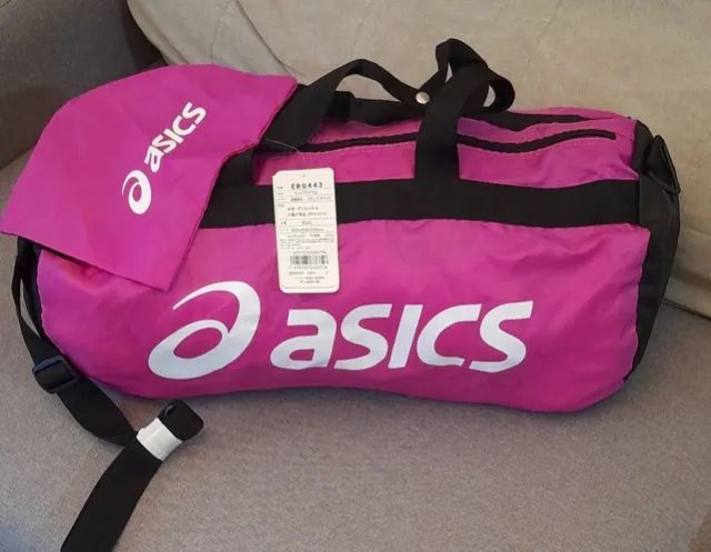 Bolsa Asics desportiva rosa.