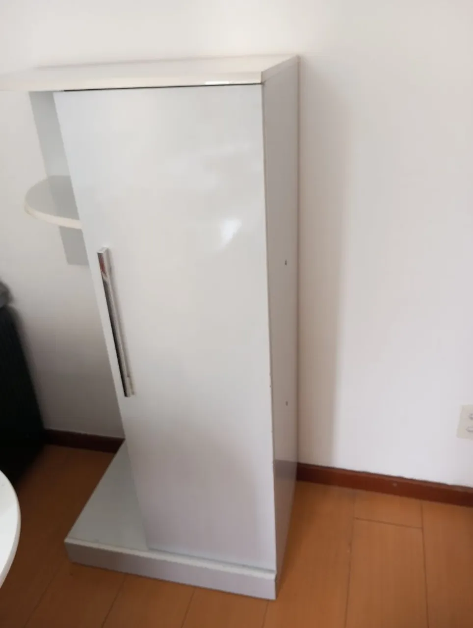 Escrivaninha moderna branca com design clean