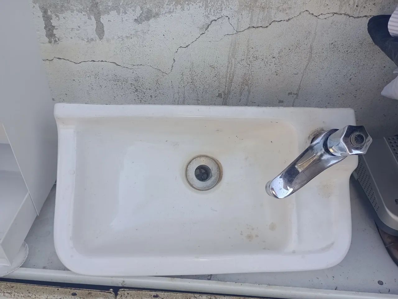 Cuba de cerâmica com torneira