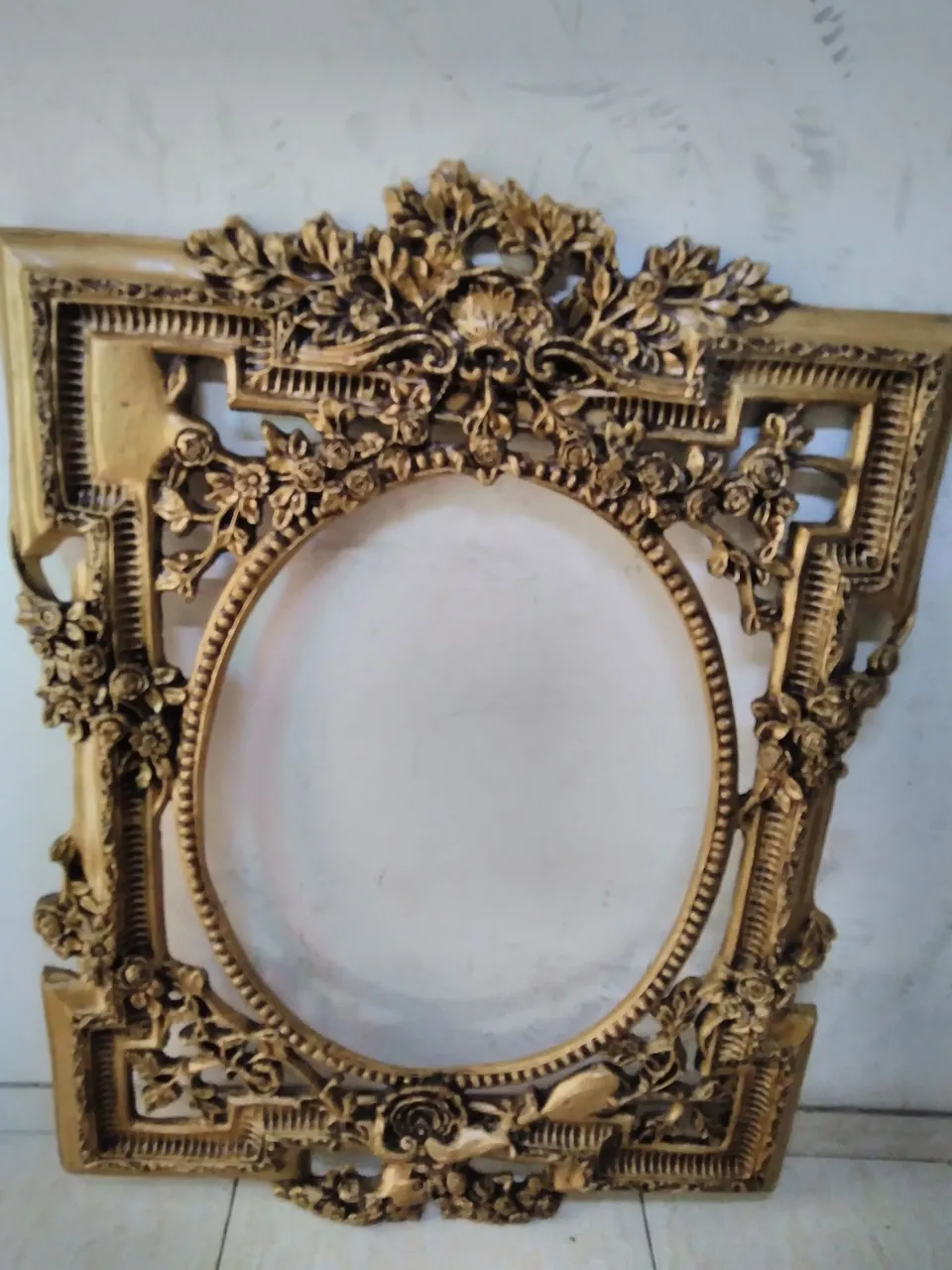Moldura Decorativo Dourada em fibra pra decorar espaço de eventos ou sala estar