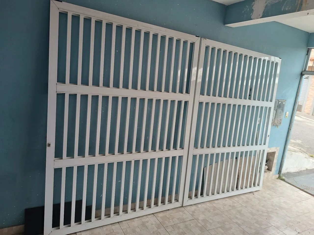 Portão de alumínio branco - segurança para sua casa - Foto 2