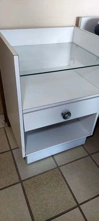 Penteadeira e mesa de cabeceira branca com gavetas - Foto 4