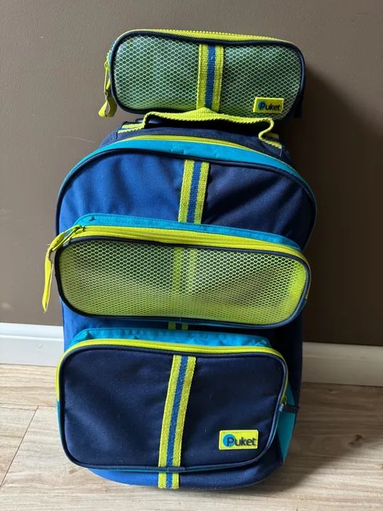 Mochila de rodinhas e estojo infantil - Pukett - Foto 2