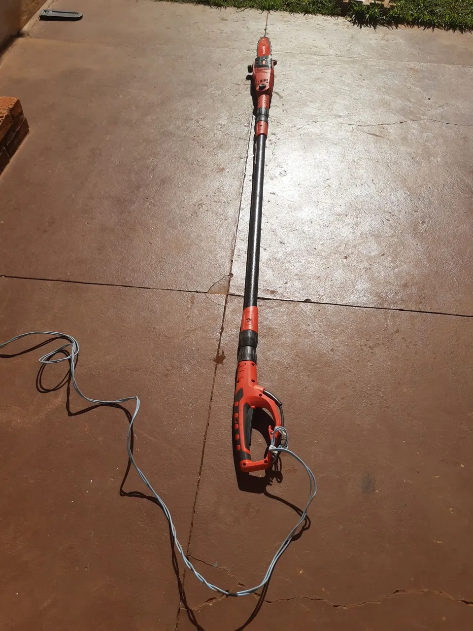 Podador de galhos extensível elétrico
