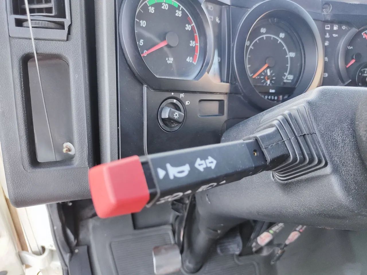 Ford Cargo 712 Cummins 6cc - Baú - Foto 8