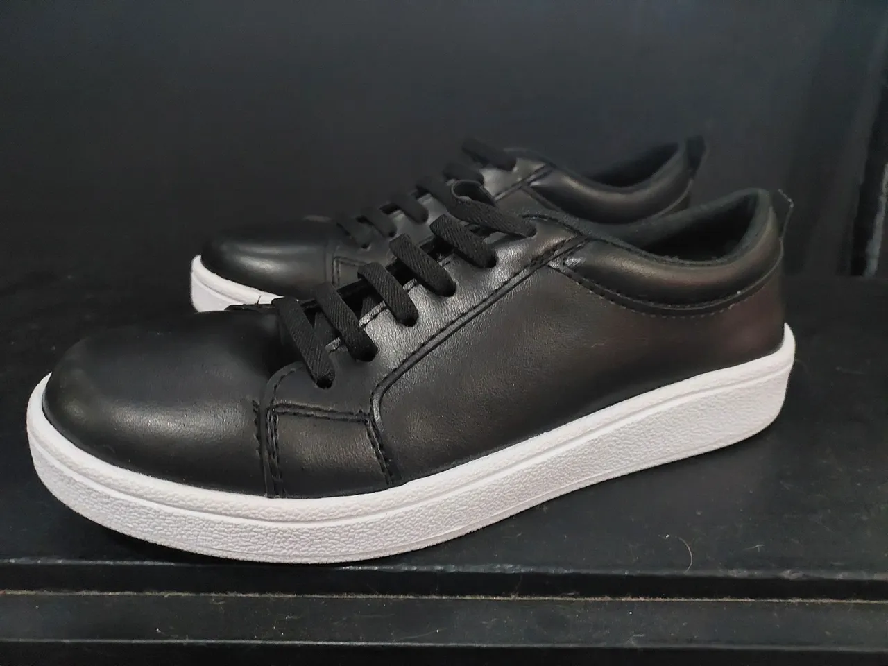Tênis Casual Preto com Sola Branca - Conforto e Estilo