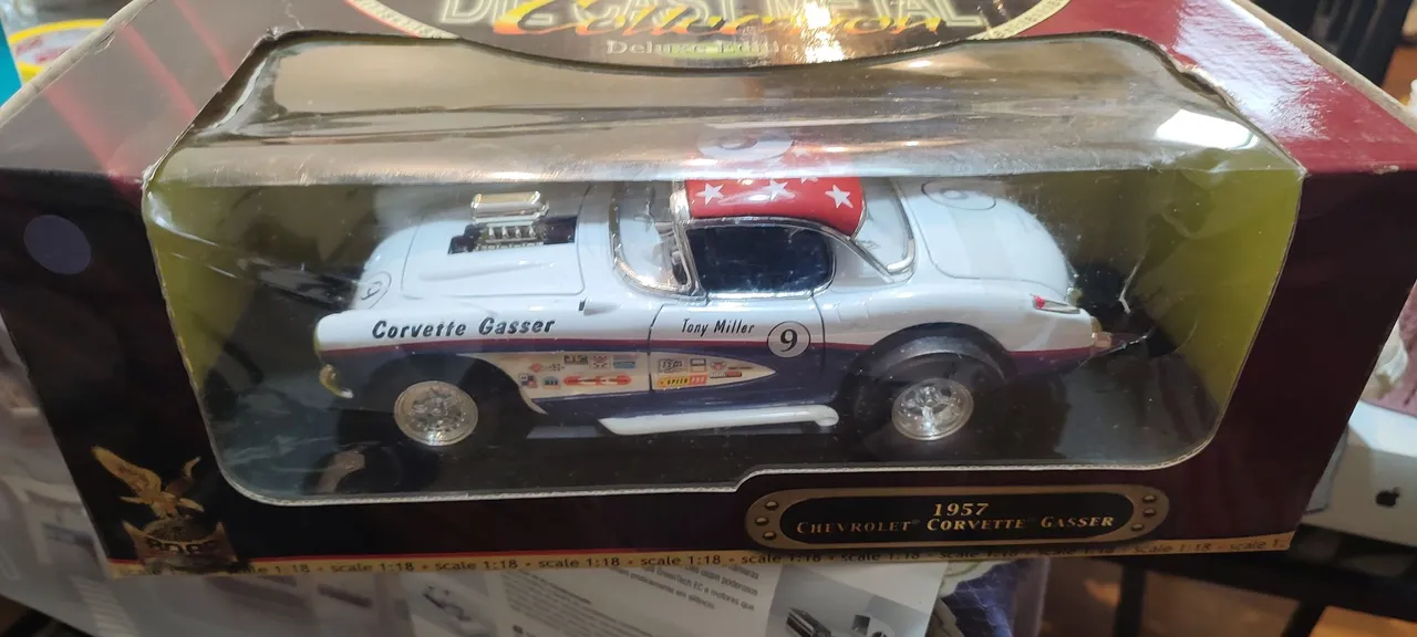 Miniatura 1957 Chevrolet Corvette Gasser Tony Miller escala 1:18 c lacre e na caixa e base