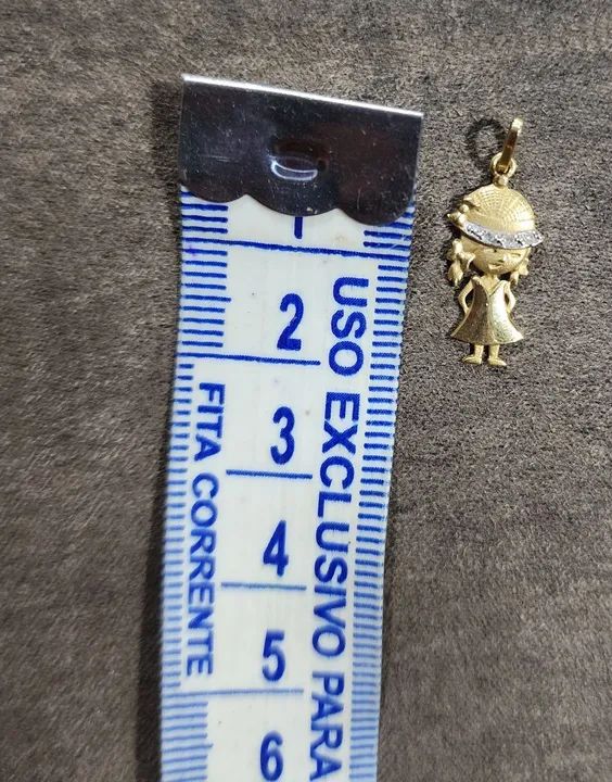 Pingente de ouro 18k e brilhantes menina com chapéu - Foto 2