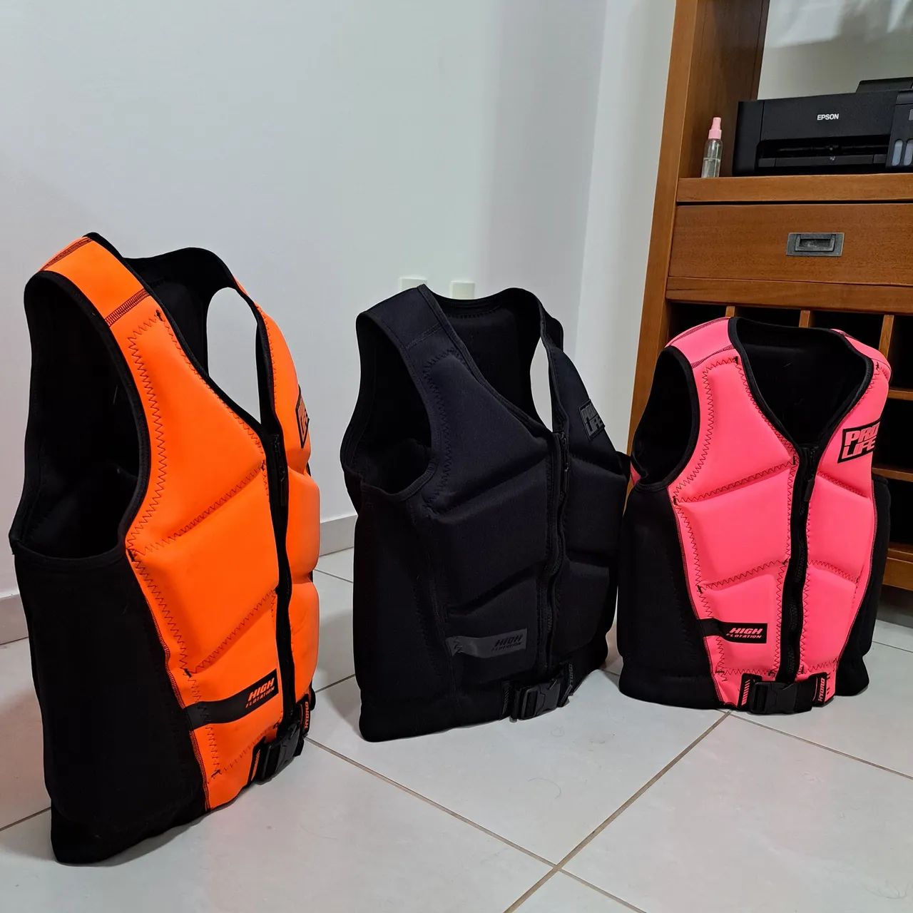 Três coletes salva-vidas para esportes aquáticos - Da Pro Life, quase sem uso!