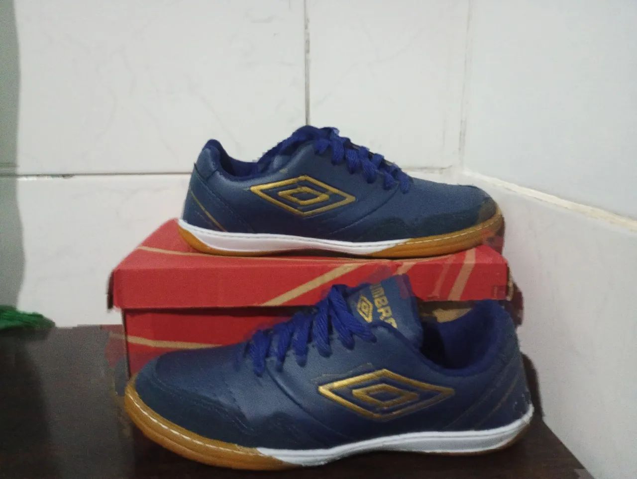 Chuteira Umbro Futsal - Azul e Dourado - Foto 4