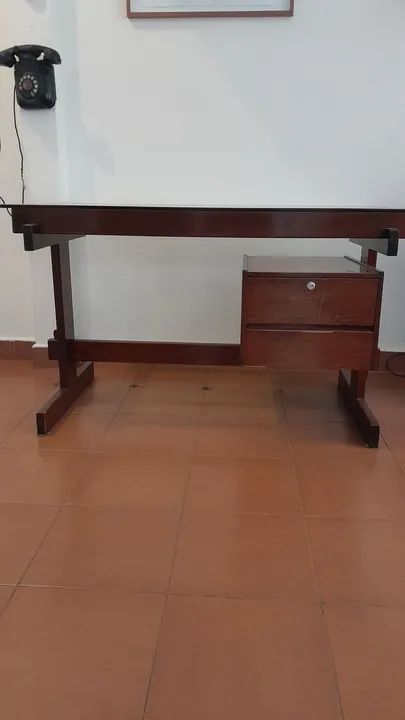 Escrivaninha antiga com tampo de vidro - Foto 3