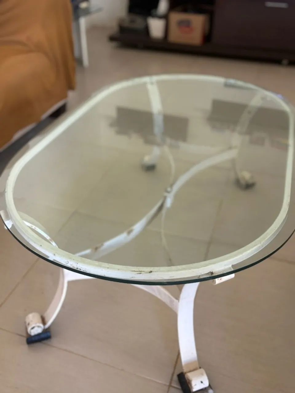 Vendo Mesa Baixa de Centro Com Tampo Oval de vidro e Pés Em ferro - Foto 4