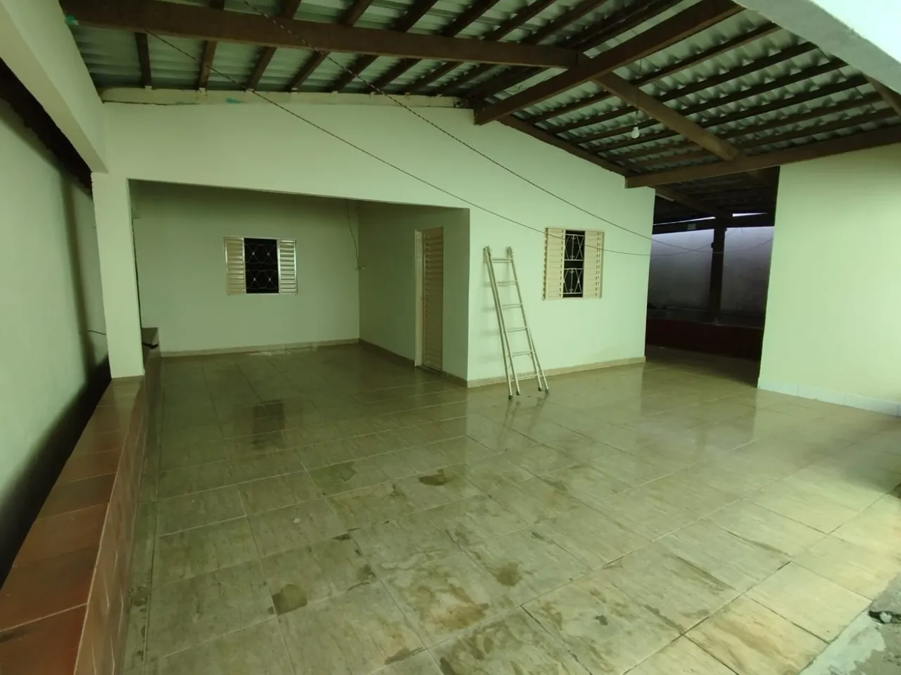 Alugo casa 3/4 bem localizada