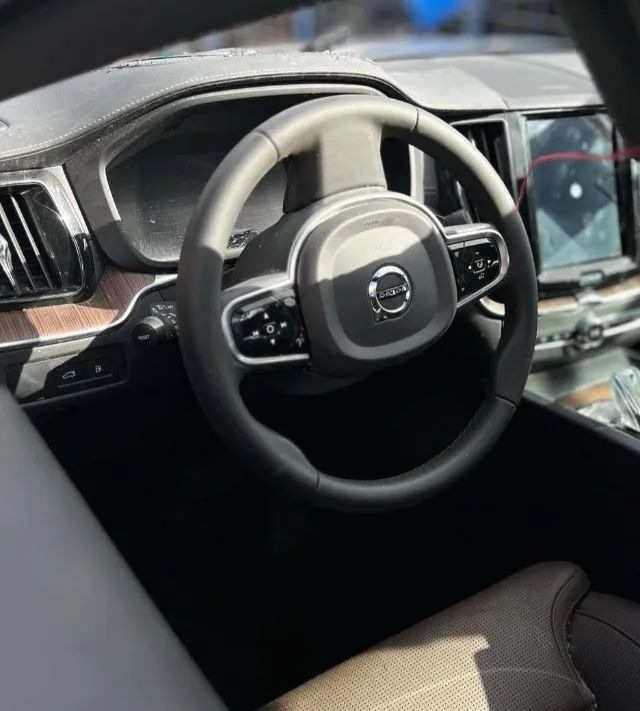 Volvo XC60 T8 Hybrid 2024  - Foto 2