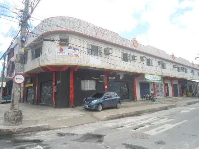 Centro comercial localização privilegiada com 9 lojas novas, media de 70m² cada, locação p