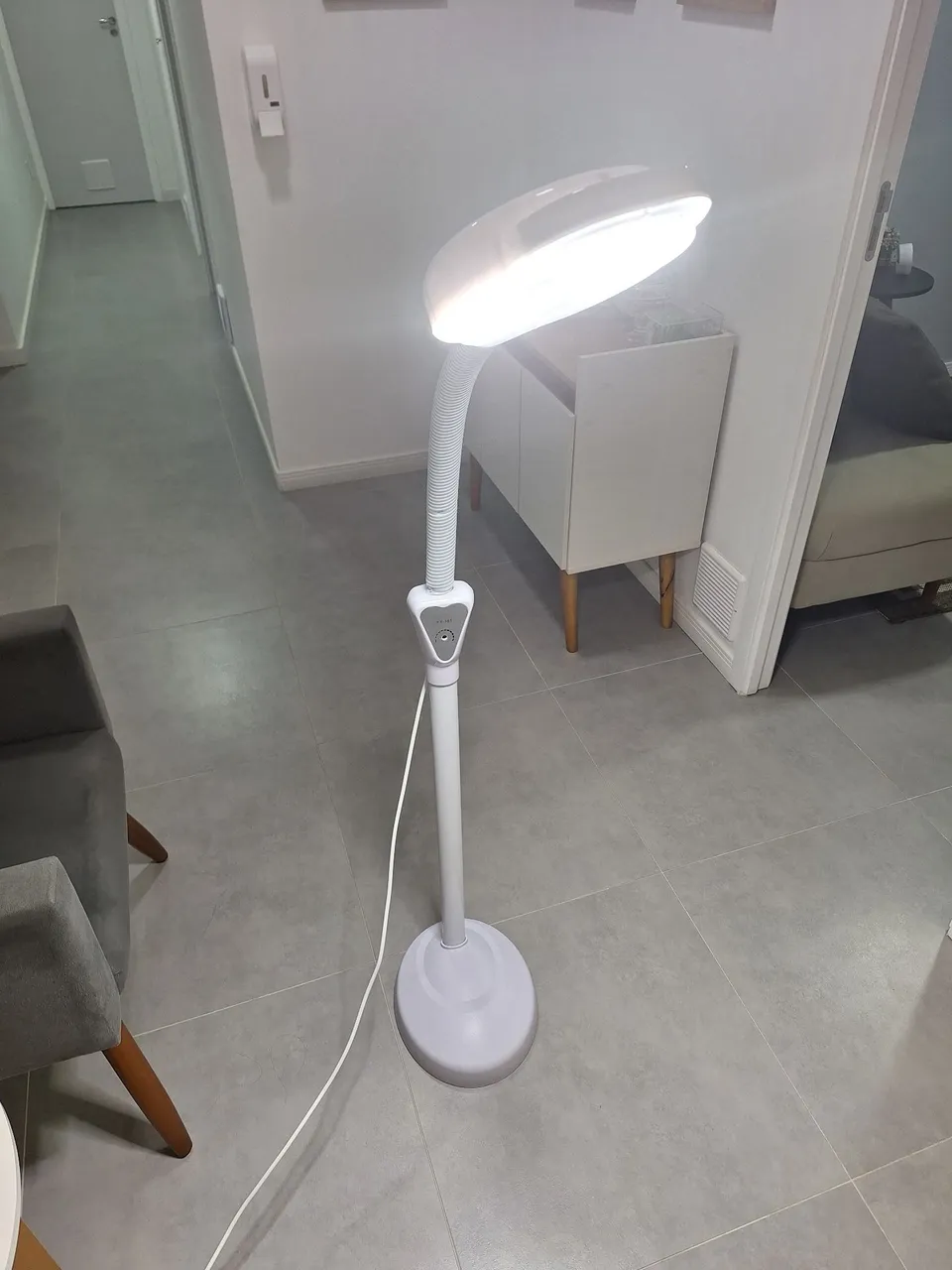 Luminária de chão com luz LED para estética