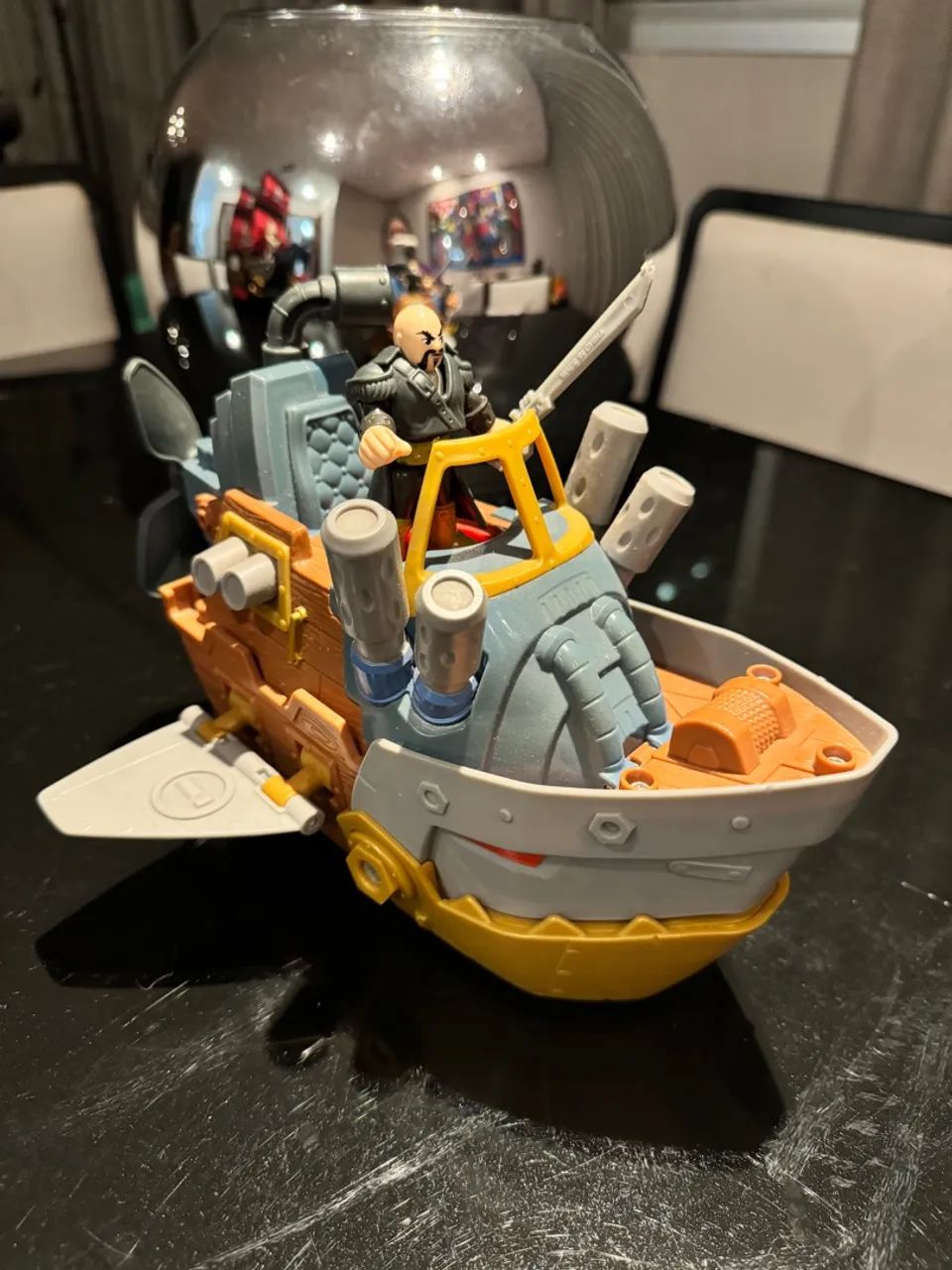 Navio pirata de brinquedo com figura de ação