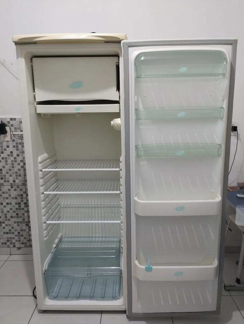Geladeira Eletrolux com freezer e prateleiras espaçosas.