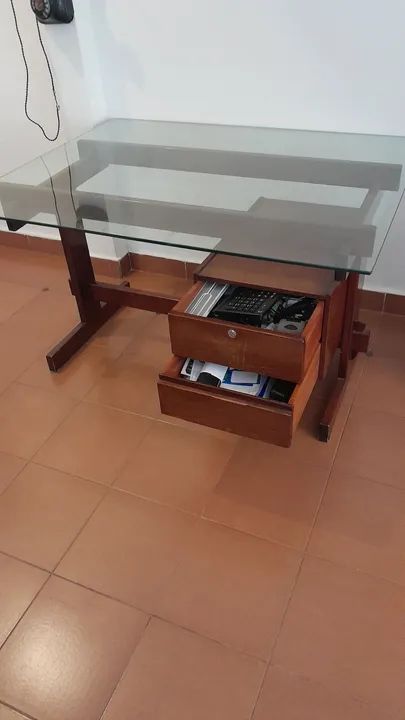 Escrivaninha antiga com tampo de vidro - Foto 6