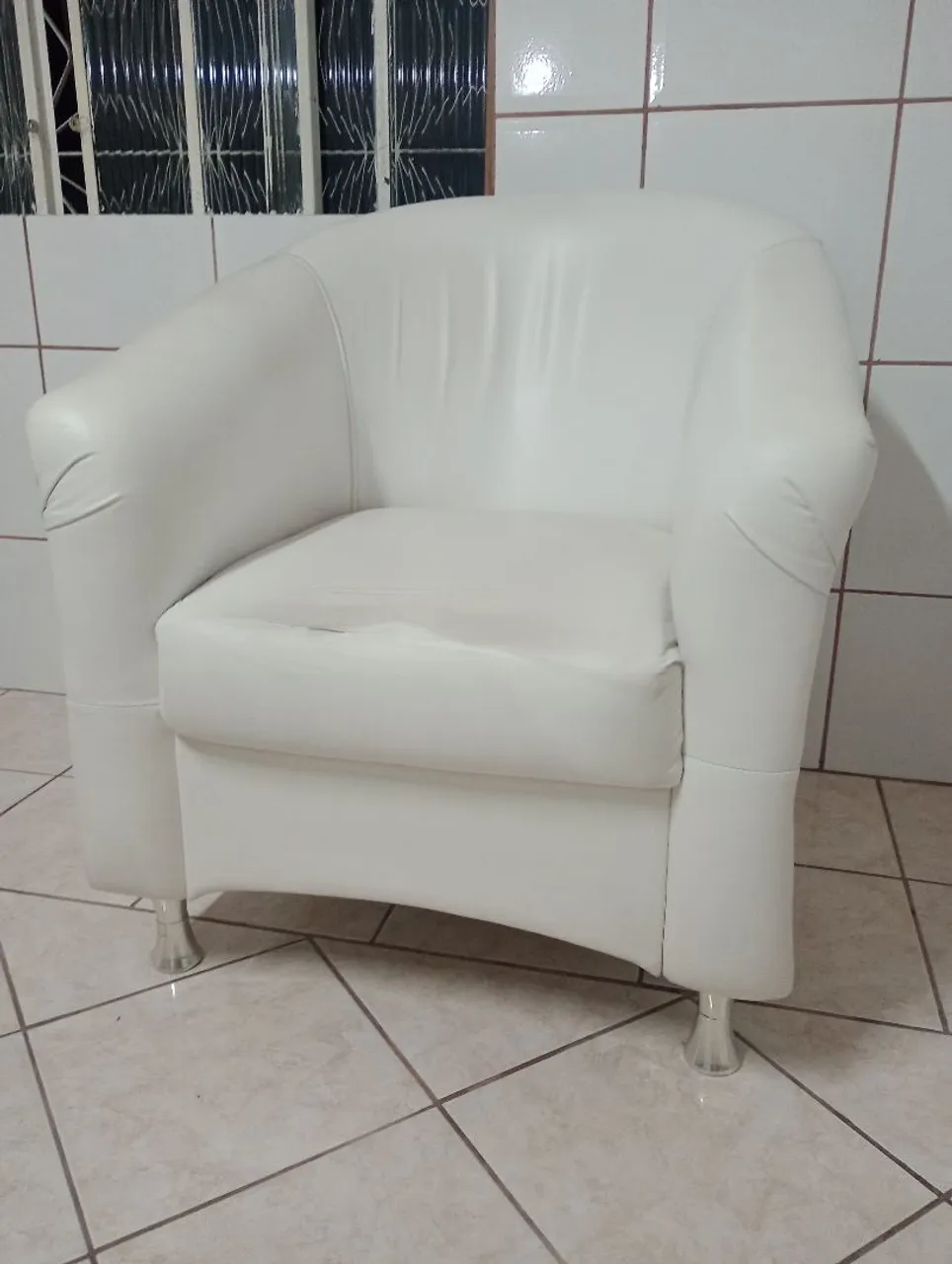 Poltrona branca de couro sintético.