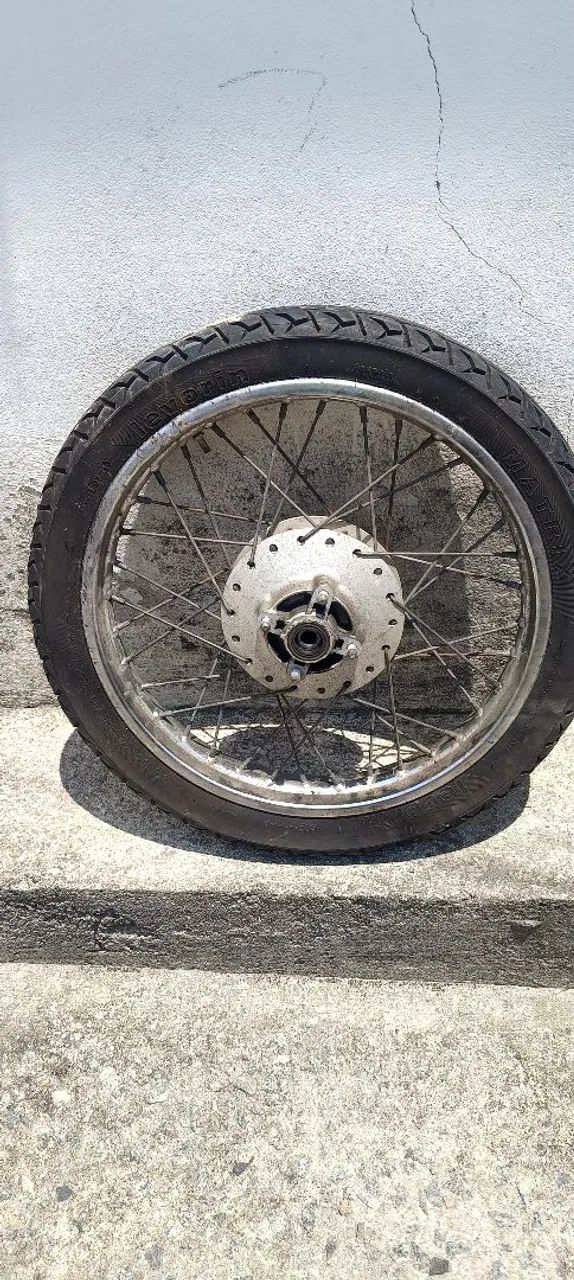 Roda de moto com pneu