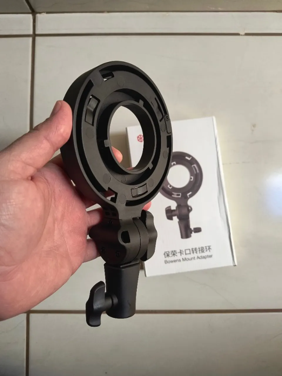 Adaptador Mini Bowens para Bowens com suporte para Tripé