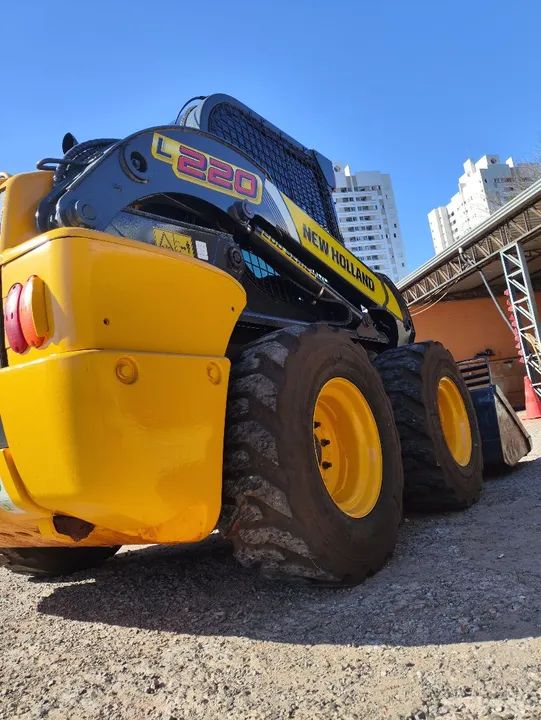 Mine Carregadeira New Holland L220 - Foto 5