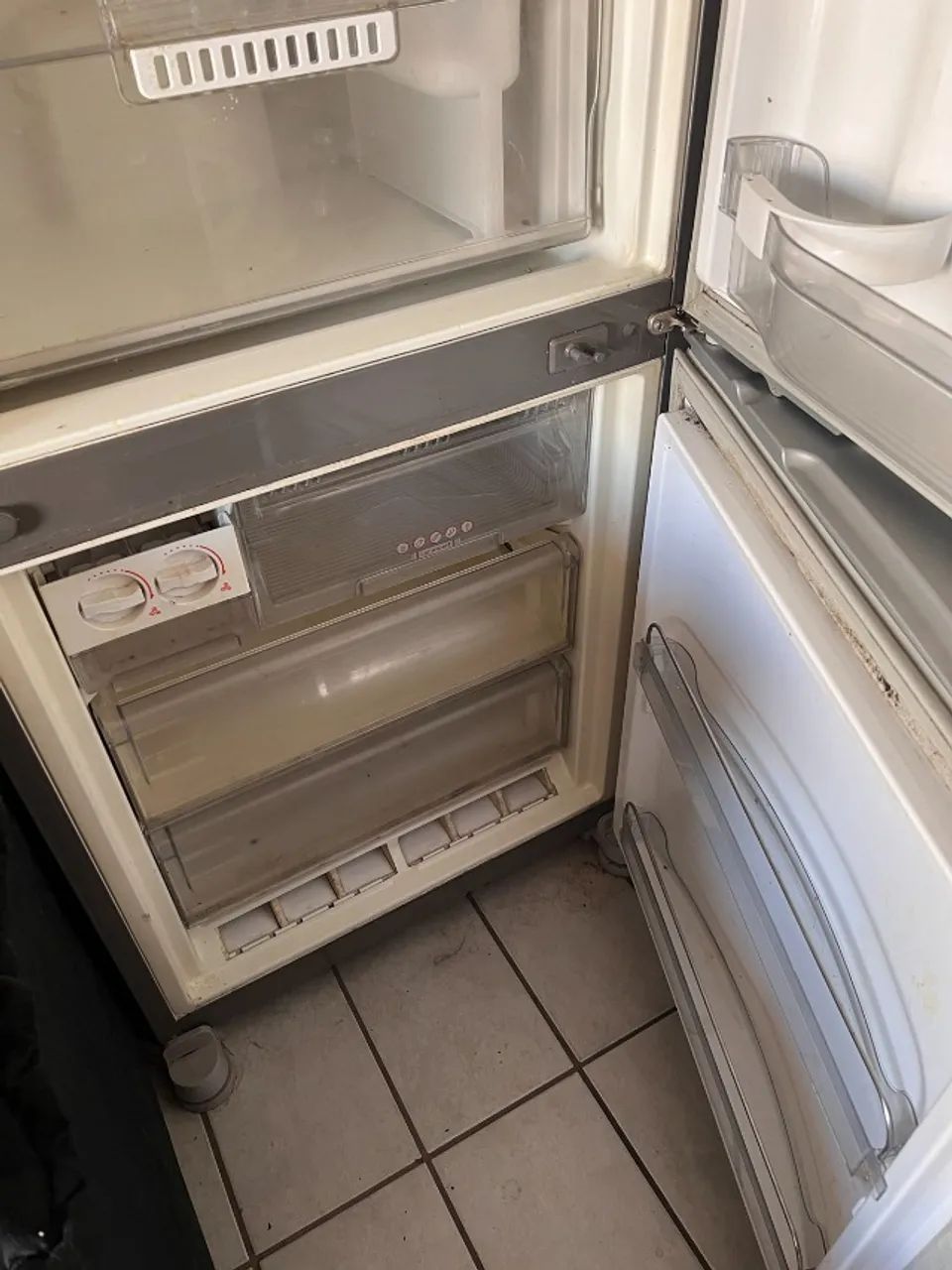 Geladeira BRASTEMP inverse, 425 litros,  COM DEFEITO,(ela não congela, está apenas refrige - Foto 3