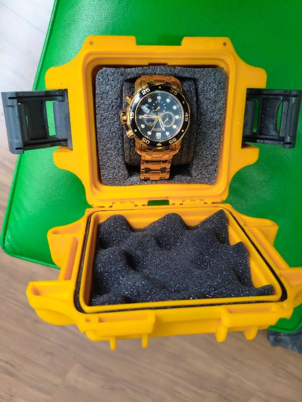 Vendo relógio invicta dourado na caixa novo  - Foto 2