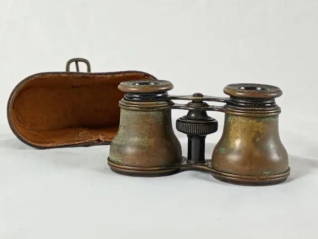 Antigo Binóculo dito de ópera confeccionado em bronze Caixa original em couro* - Foto 2