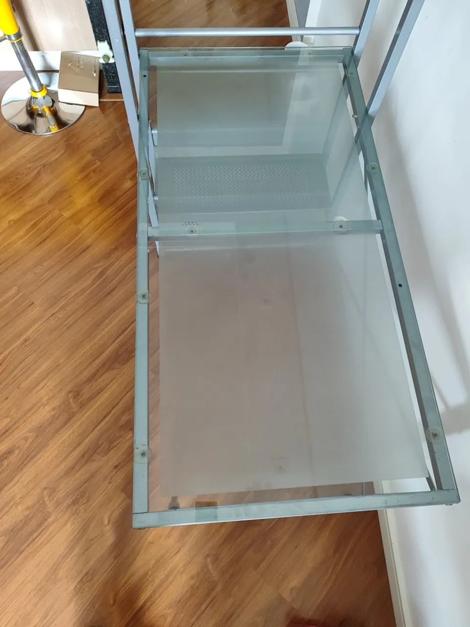 Mesa de vidro com prateleiras Tokstok luxo 