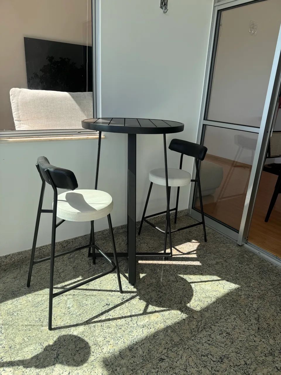 Mesa Bistrô Alta Alumínio com banquetas