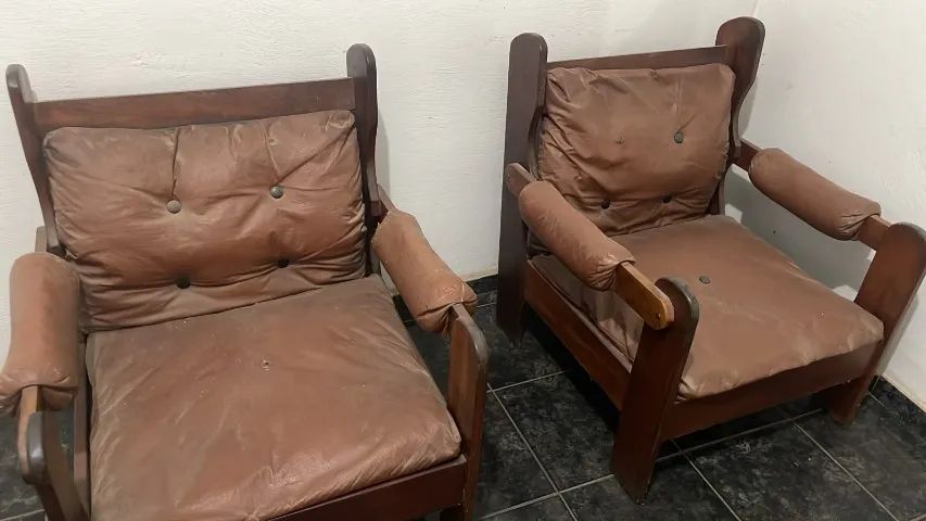 Sofá de madeira em bom estado. As capas precisam ser reformadas. 
