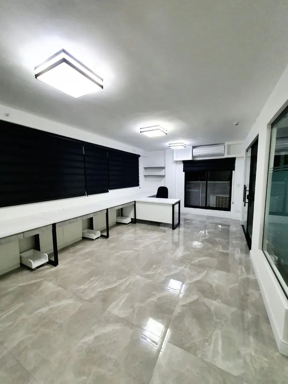 CONJUNTO COMERCIAL COM 4 SALAS, DECORADO E MOBILIADO.