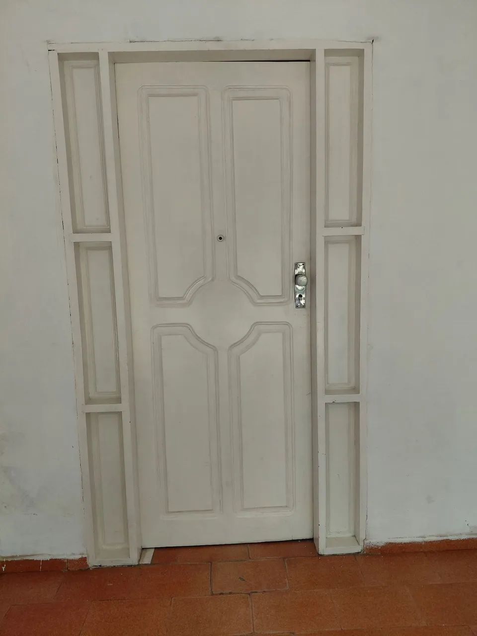 Vende-se uma porta de madeira de cedro
