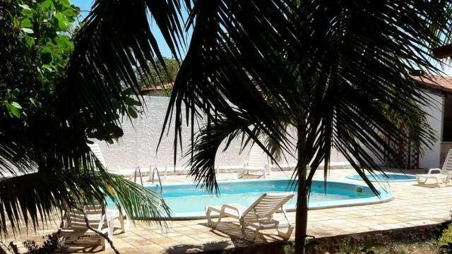 Pousada com 9 acomodações, piscina e amplo terreno, pertinho da praia.