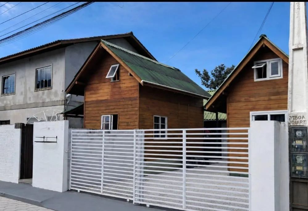 Conjunto comercial para venda em São João do Rio Vermelho, 15m²