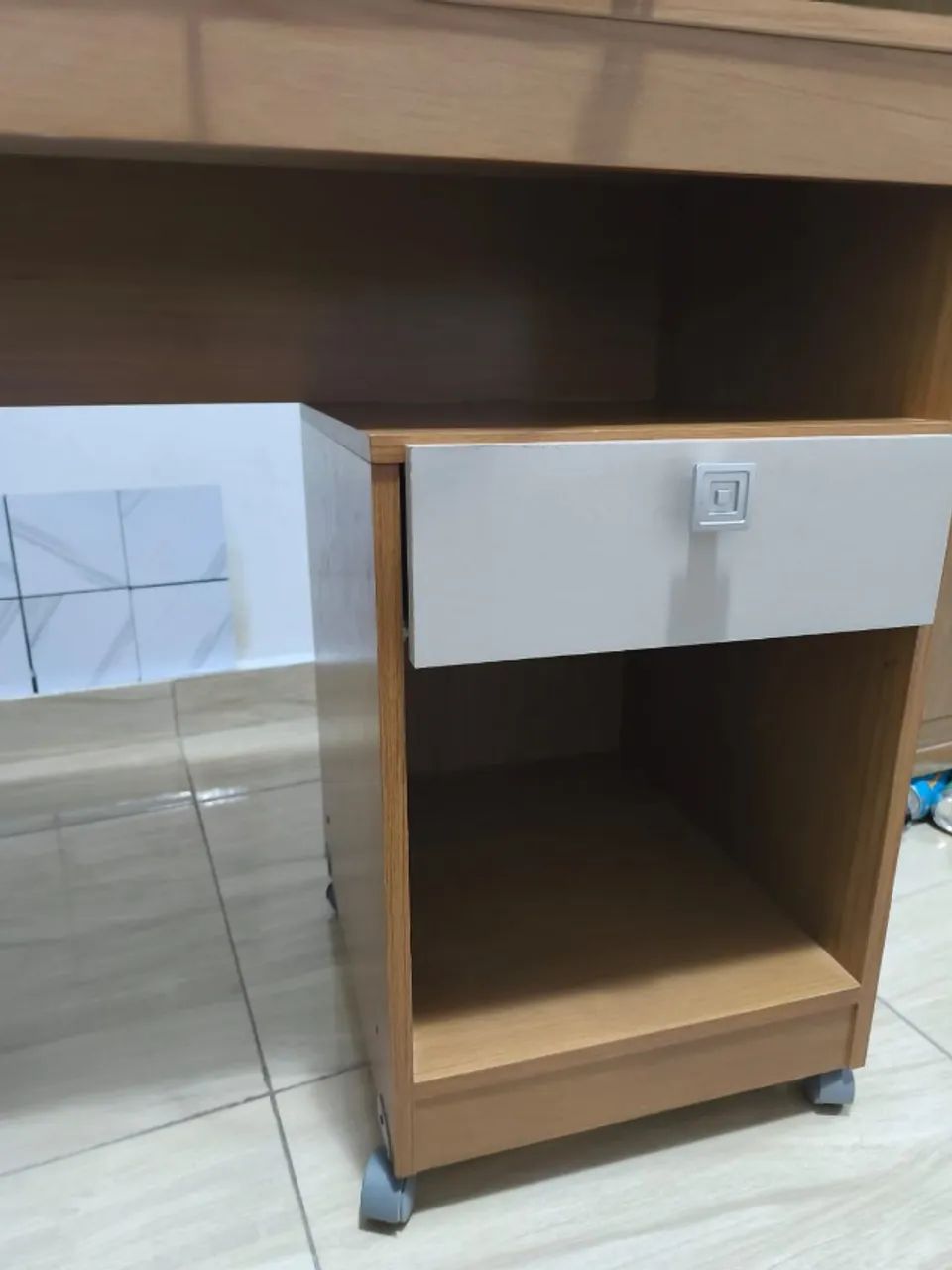 Escrivaninha / Mesa para Home Office com Rodinhas - Ótimo Estado - Foto 2