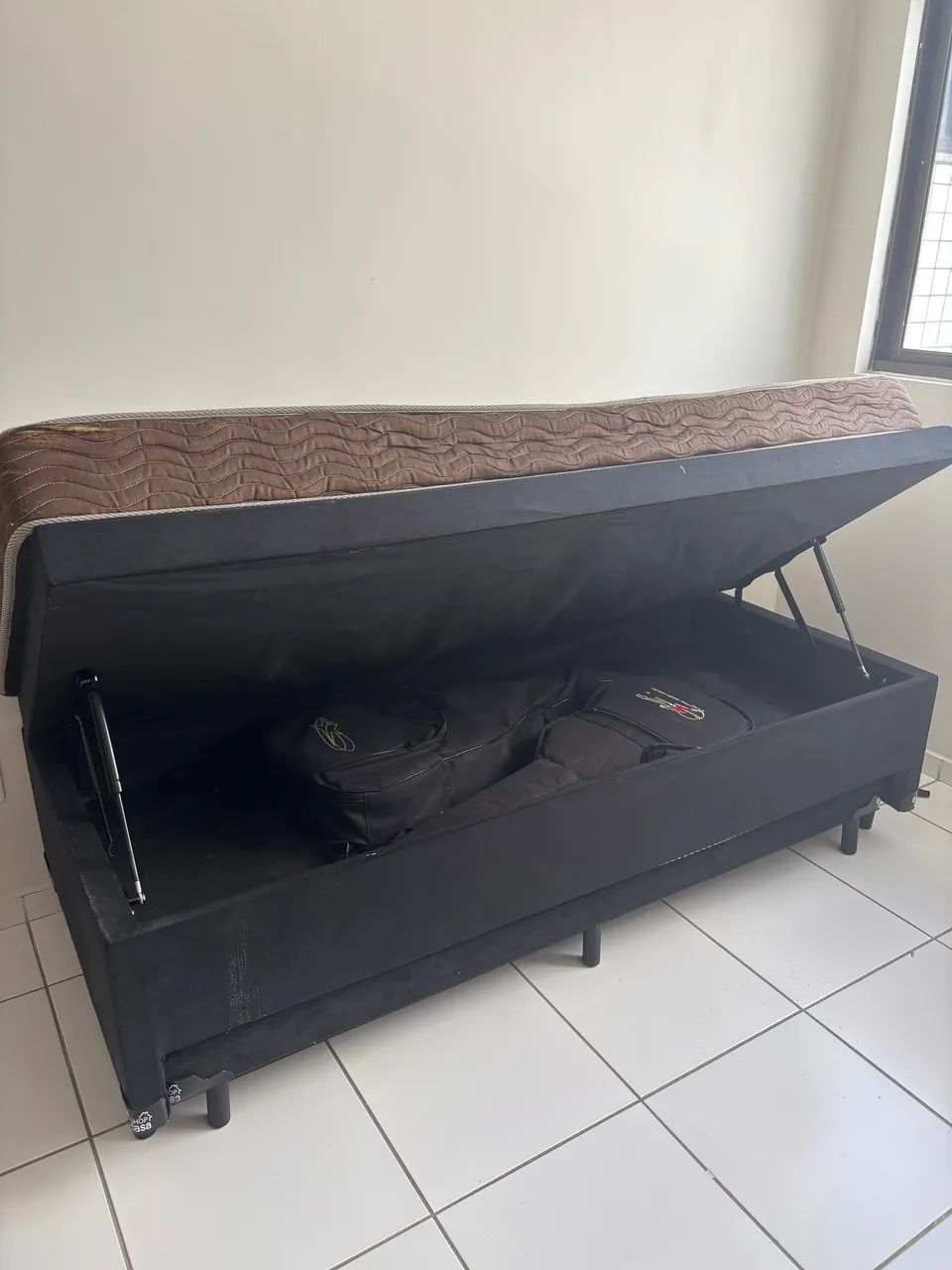 Cama box solteiro com baú.