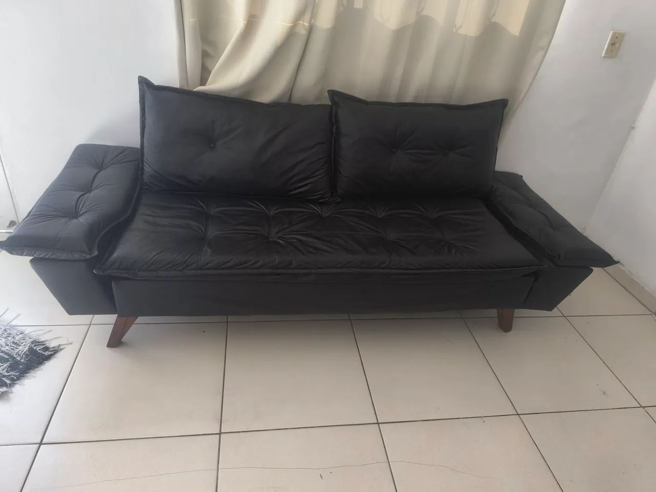 Sofá preto de dois lugares de corino  . - Foto 3