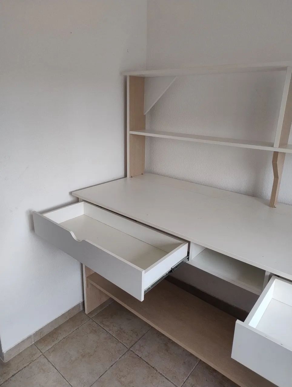 Bancada de Trabalho em MDF - 2,20 m com 2 Gavetas e Prateleiras - Foto 4