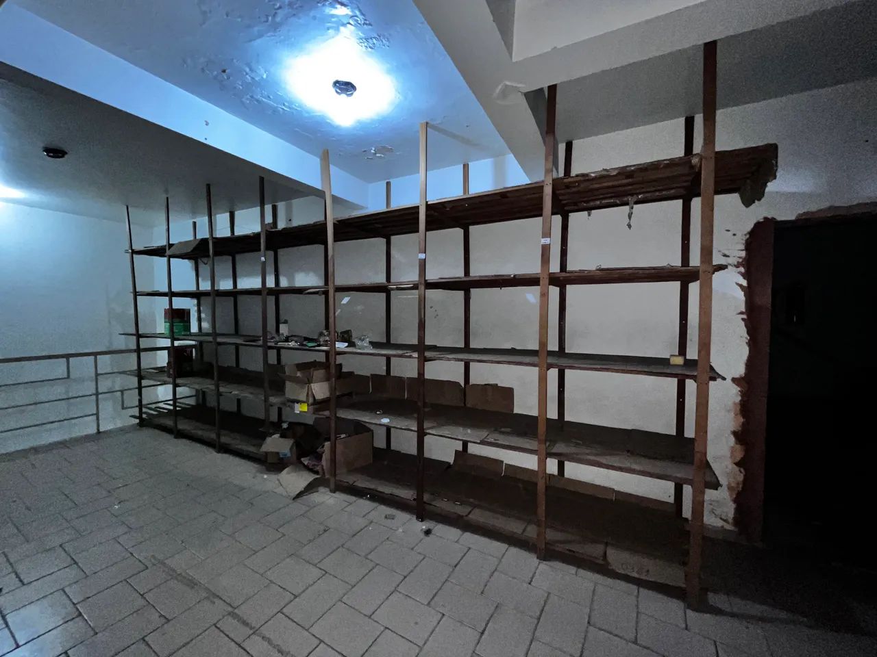 Estrutura de prateleiras de madeira  - Foto 2