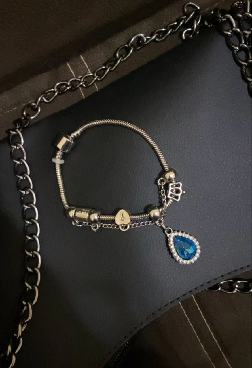 Pulseira estilo Pandora com pingentes