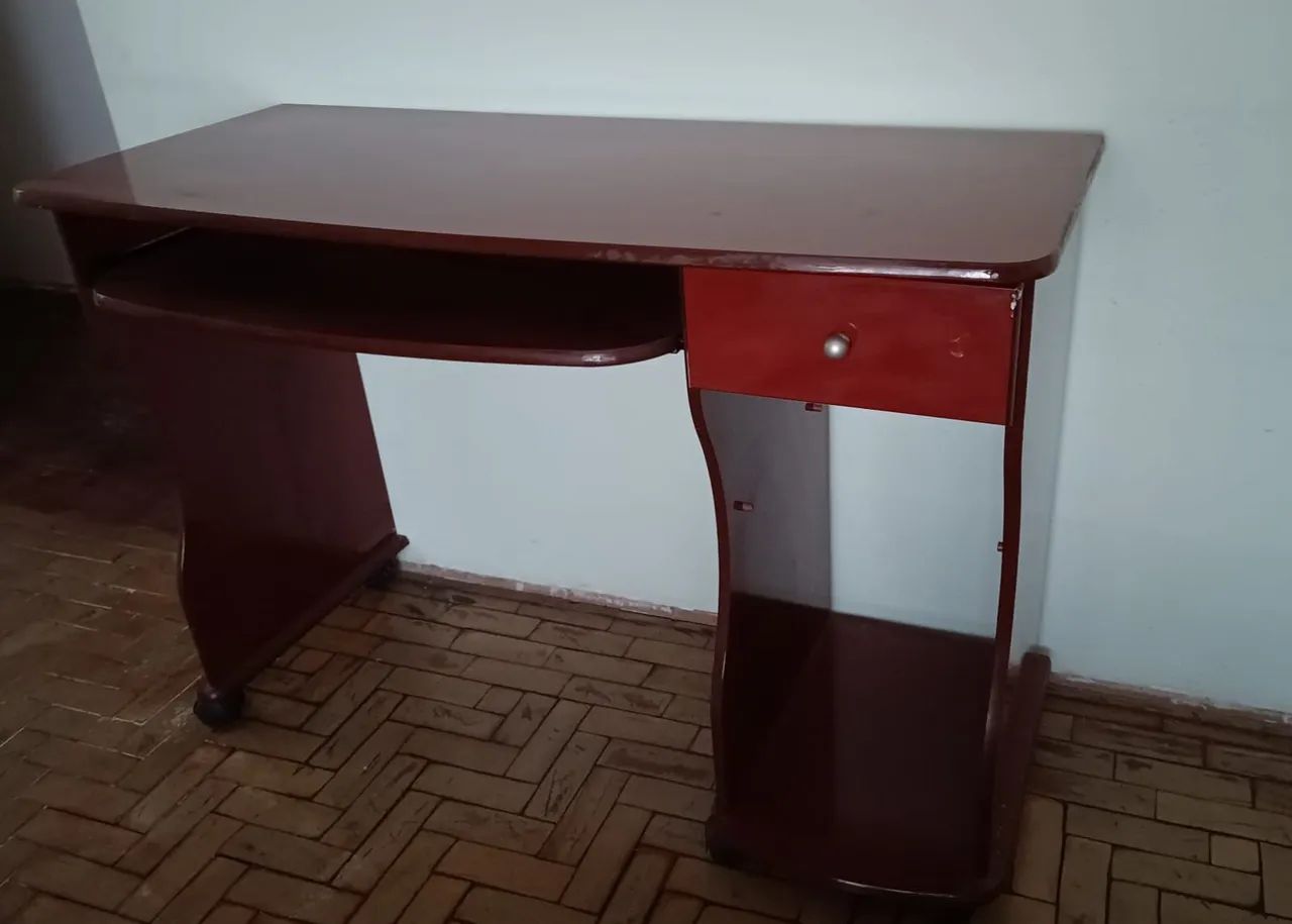 Escrivaninha para computador + cadeira