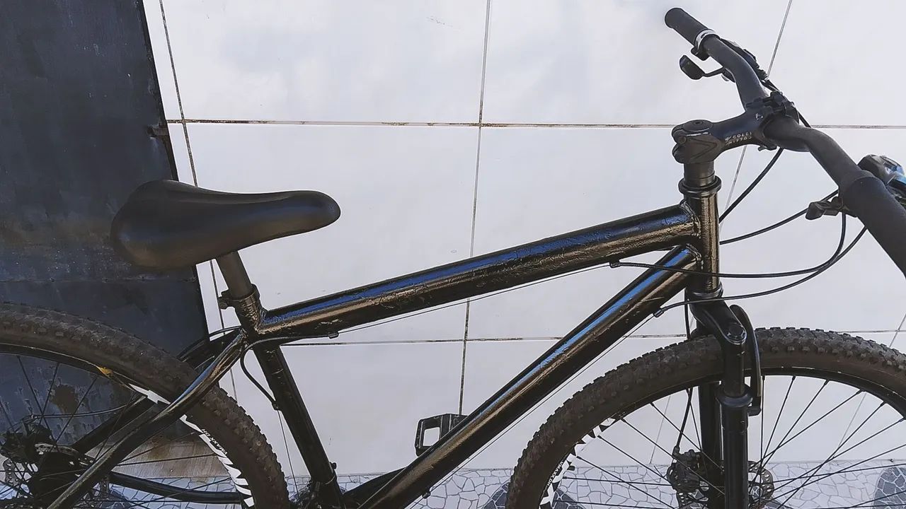 Bicicleta aro 29 com freio a disco pneus novos  - Foto 4